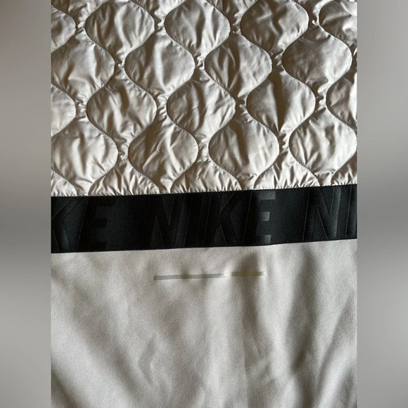 Nike Aerolayer Running Vest, gray/black. Women’s small - Picture 10 of 10